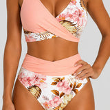 Bikiny mají vysoký pas a žebrovaný design